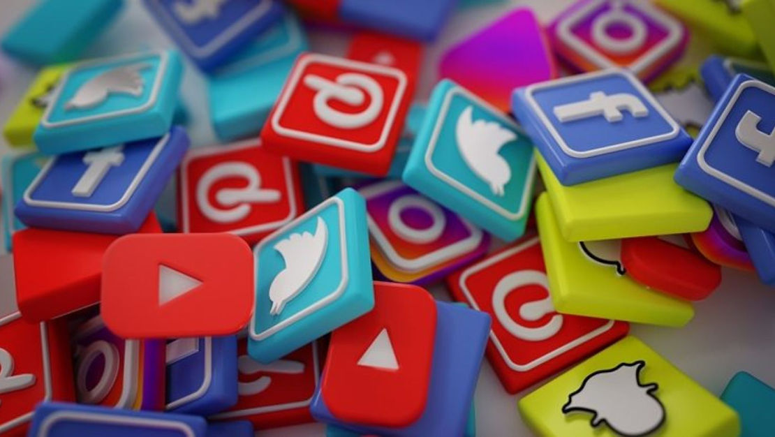 twitter, pinterest, instagram, facebook, youtube, snapchat in little squares